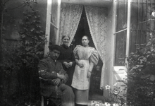 602303 Groepsportret met v.l.n.r. Johannes Anthonius Moesman (1859 - 1937), zijn moeder Ida Paulina Maria Moesman - ...